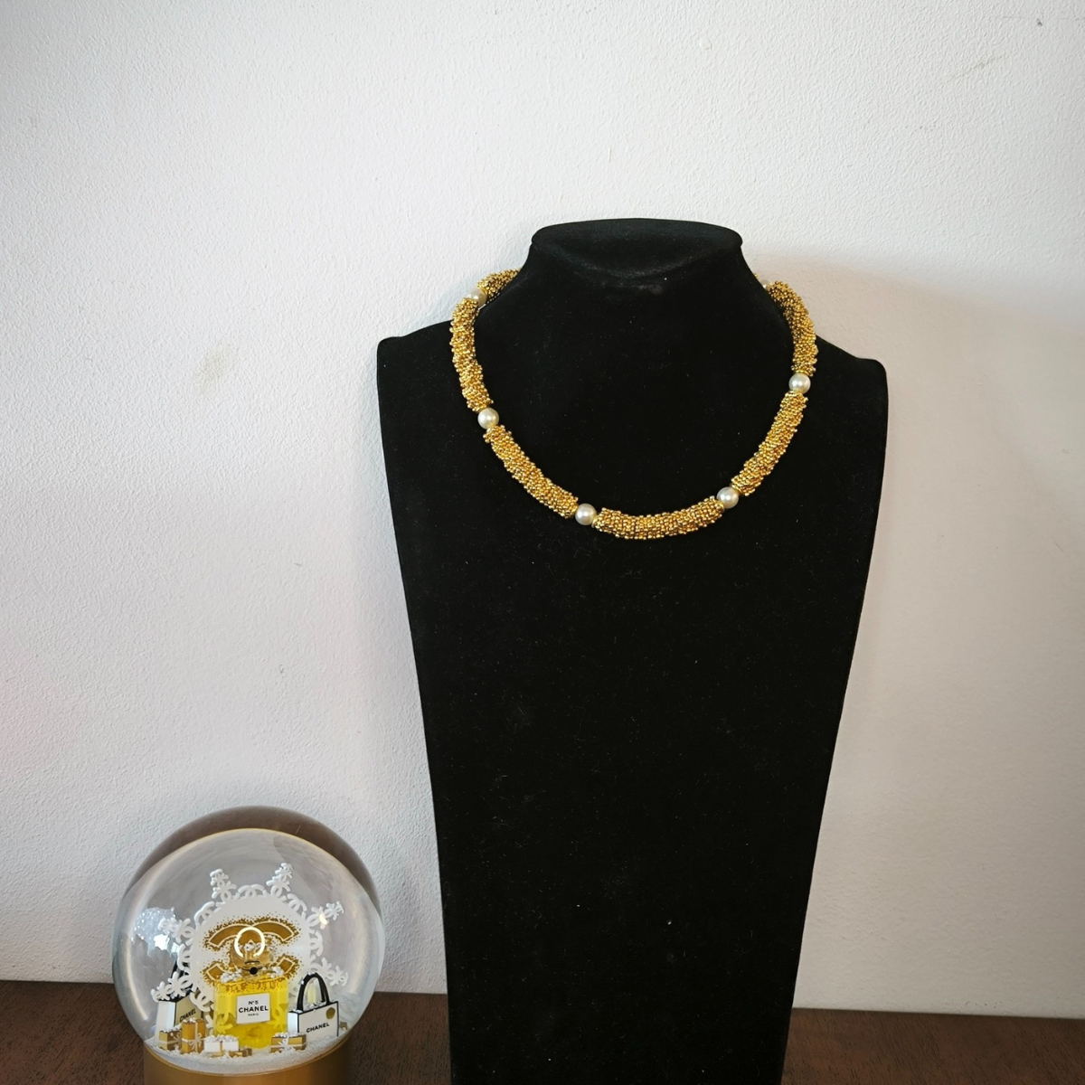 Collier ras de cou vintage en métal doré et perles.