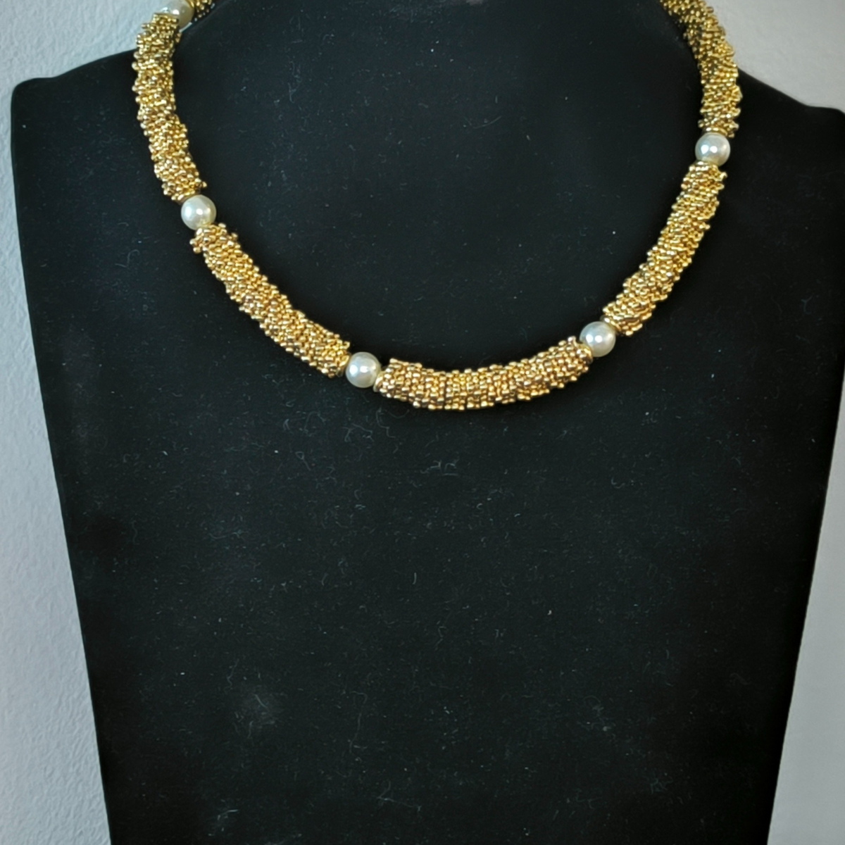 Collier ras de cou vintage en métal doré et perles.