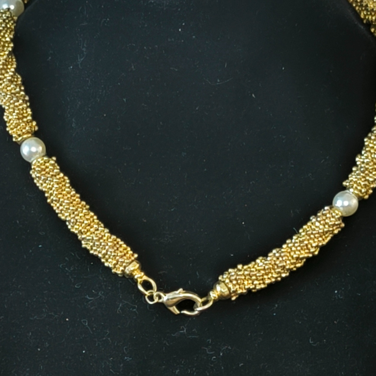 Collier ras de cou vintage en métal doré et perles.