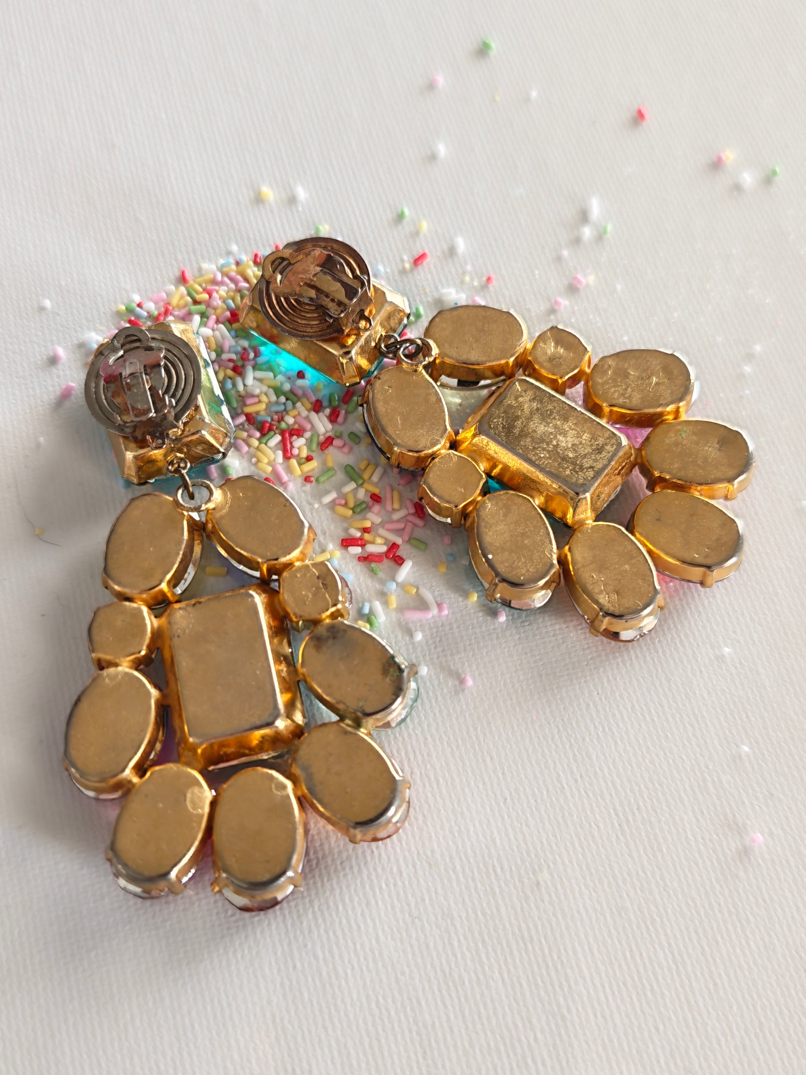 Paire de boucles d'oreilles clip à strass.