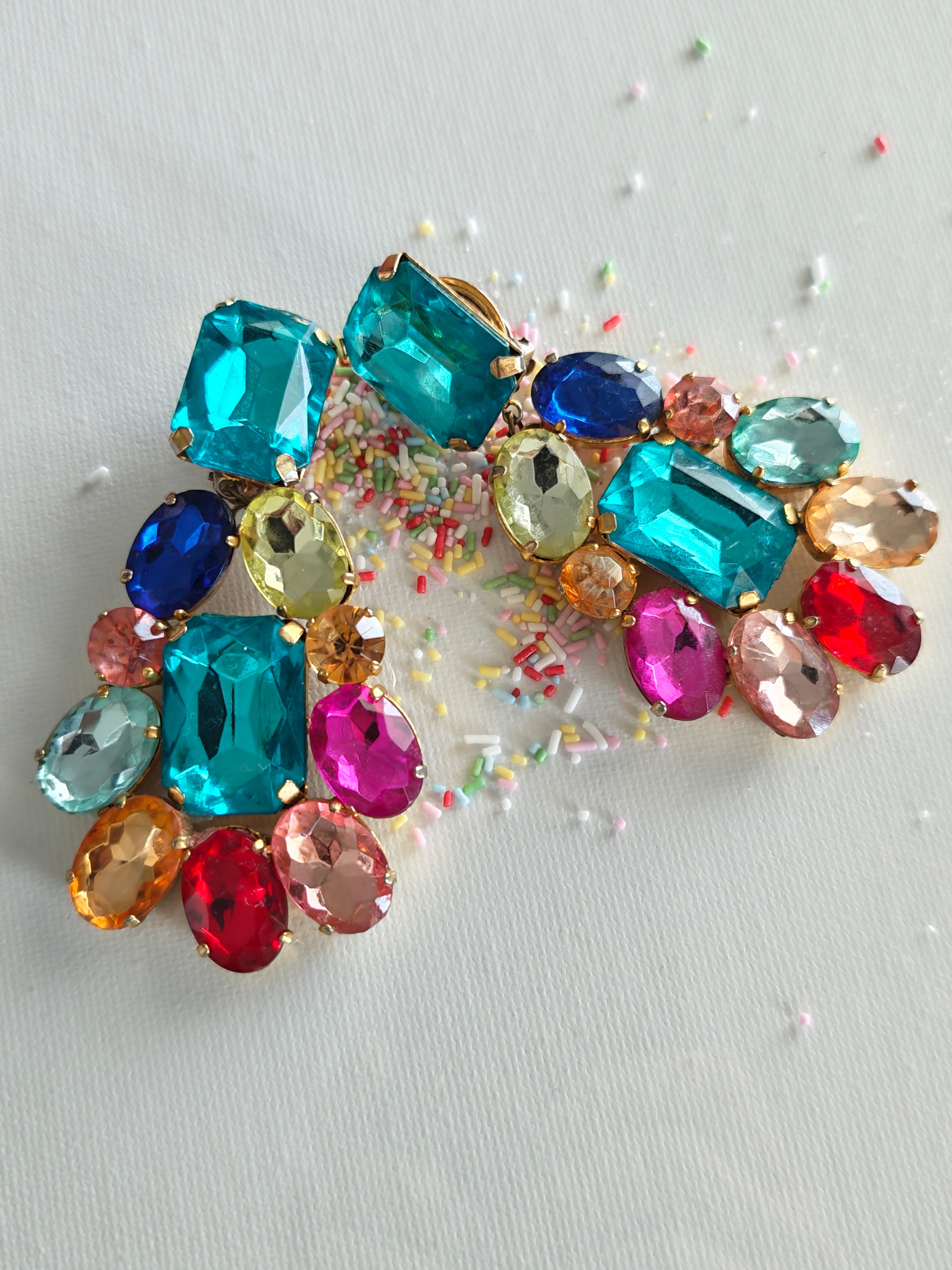 Paire de boucles d'oreilles clip à strass.
